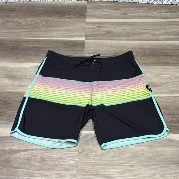 🏴 Hurley Black and Green Board Shorts Modern Design size 34 - Picture 2 of 7